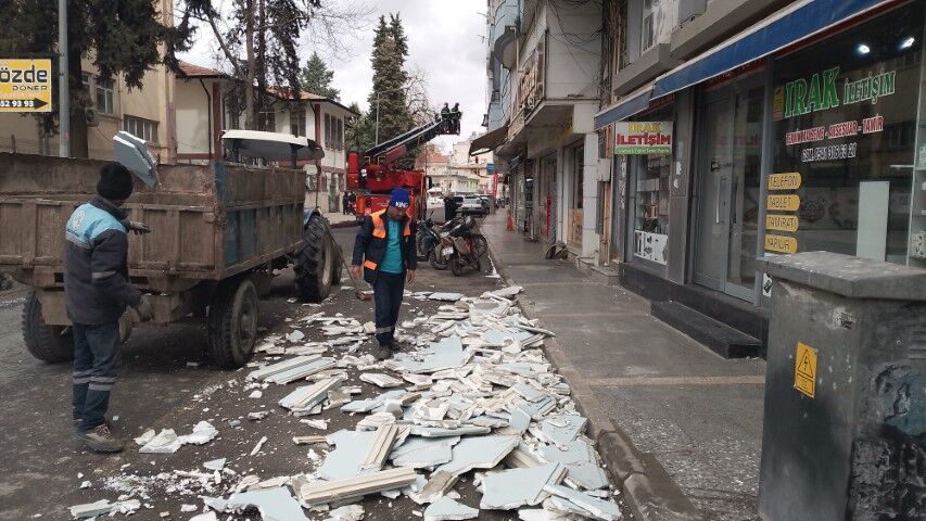 Birecik’te Tehlike Oluşturan Bina Kaplamaları Kontrollü Şekilde Sökülüyor!