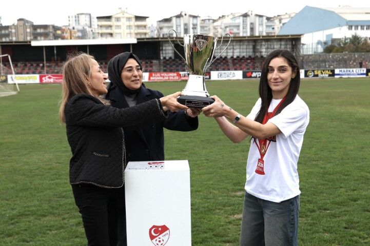 Milletvekili Yazmacı, Siverek Kadın Spor Kulübü’nün Şampiyonluk Törenine Katıldı