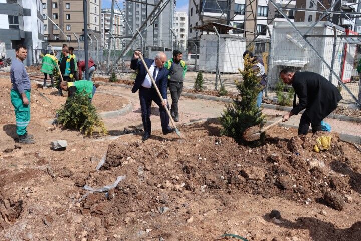 Şanlıurfa Karaköprü’de Yeni Parkta Ağaçlandırma Çalışması!