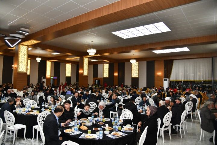 Şanlıurfa Valisi Hasan Şıldak Siverek’te Vatandaşlarla İftarda Buluştu (1) (Küçük)