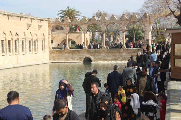 Şanlıurfa’da Balıklıgöl Ramazan’da Ziyaretçi Akınına Uğruyor!