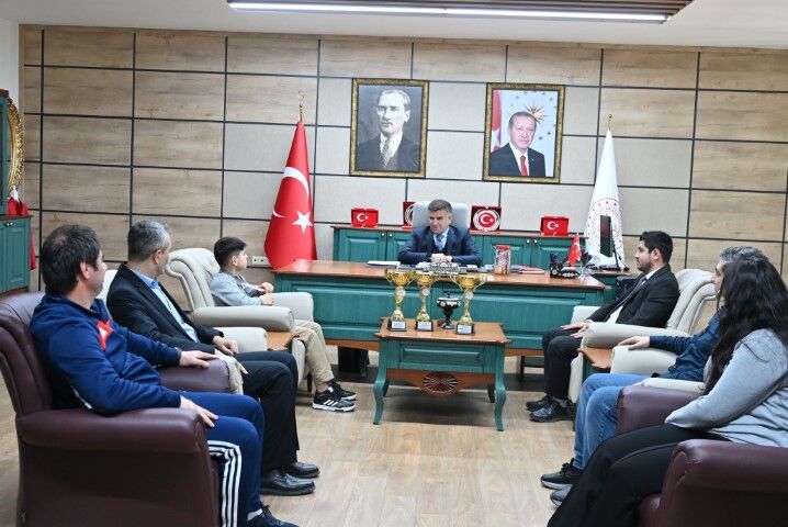 Şanlıurfa’da Başarılı Öğrencilerden İl Milli Eğitim Müdürü’ne Ziyaret (1) (Küçük)