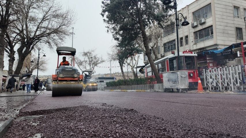 Şanlıurfa’da Divanyolu Caddesi’nde İkinci Etap Renkli Asfalt Çalışması Tamamlandı (1) (Küçük)-1