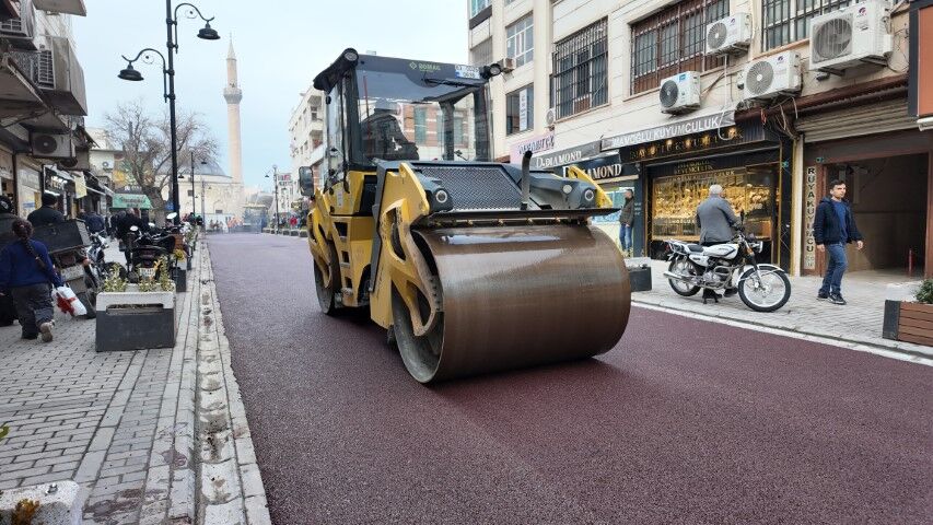 Şanlıurfa’da Divanyolu Caddesi’nde İkinci Etap Renkli Asfalt Çalışması Tamamlandı