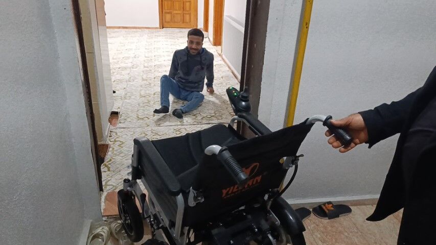 Şanlıurfa’da Engelli Gence Polis Memurundan Anlamlı Destek!