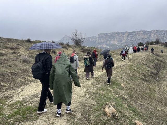 Şanlıurfa’da Yağmur Altında 10 Kilometrelik Yolculuk Nergisler İçin Yürüdüler (2) (Küçük)