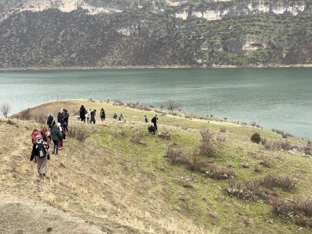 Şanlıurfa’da Yağmur Altında 10 Kilometrelik Yolculuk Nergisler İçin Yürüdüler (4) (Küçük)