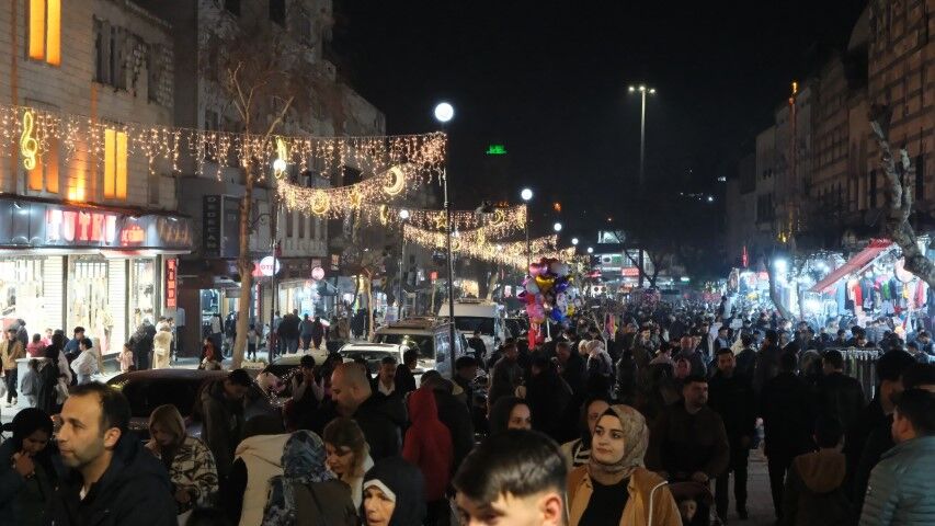 Şanlıurfa’da Yenilenen Divanyolu’na Yoğun İlgi (3) (Küçük)