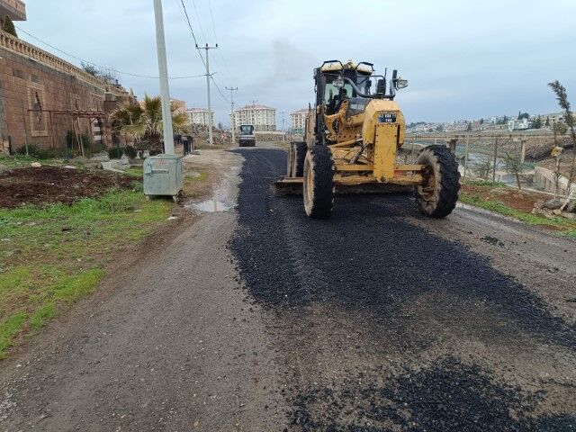 Viranşehir’de Kanar Küme Evleri yolunda asfalt onarımı yapıldı