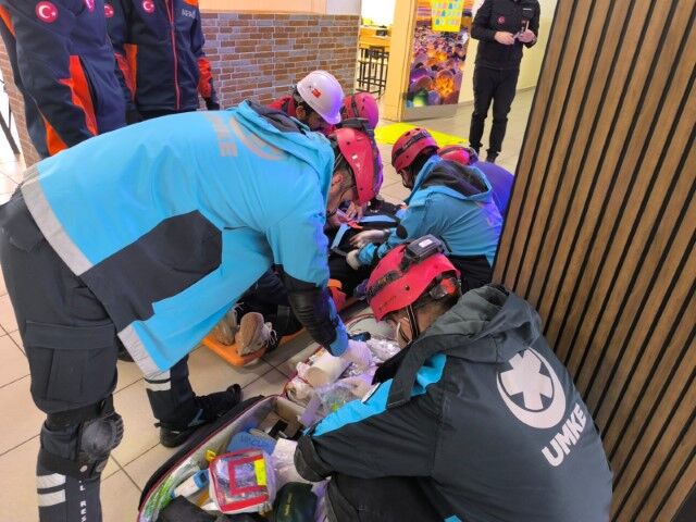 Şanlıurfa’da Deprem Haftası Tatbikatı: UMKE ve 112 Ambulans Ekipleri Okulda Görev Aldı.