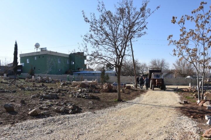 Hilvan Belediyesi Mezarlık Çevresini Yenileyerek Huzuru Artırıyor