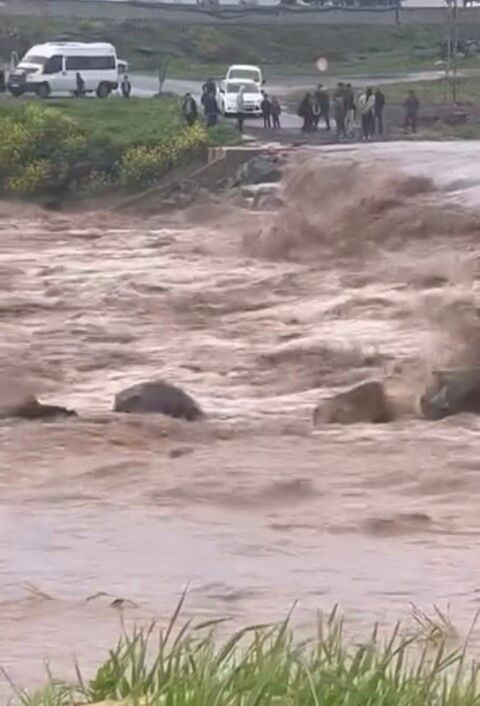 Şanlıurfa Siverek’te Sağanak Sele Dönüştü!