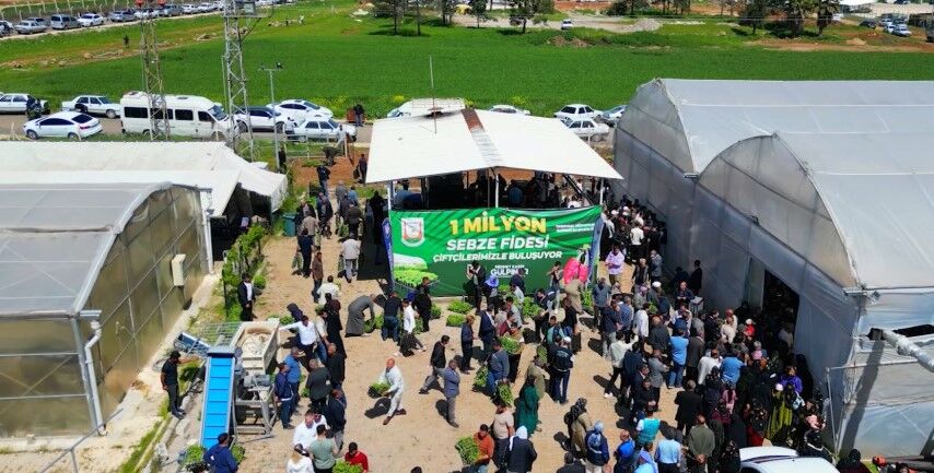 Büyükşehi̇r, 1 Mi̇lyon Fi̇de Dağitarak Üreti̇ci̇yi̇ Destekledi̇ (8) (Küçük)