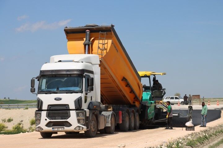 Şanlıurfa’da 6 Mahalleyi Birleştiren Yolda Asfalt Çalışması Başladı!