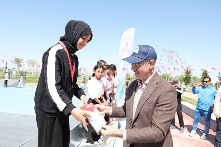 Şanlıurfa’da Kaykay Heyecanı: Gençler Madalyalarını Aldı!