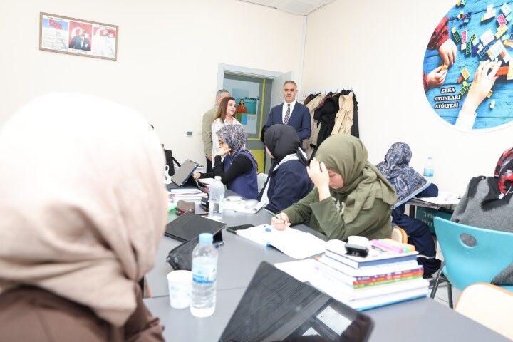 Eyyübiye’de Gençlik Merkezi Ziyareti Başkan Kuş Gençlerle Buluştu (4) (Küçük)