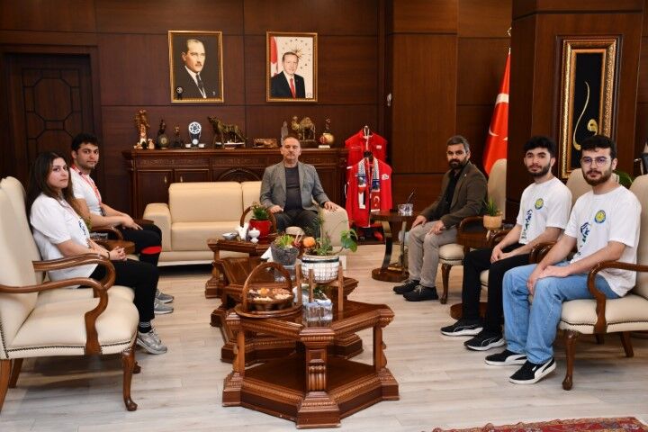 Harran Üniversitesi Rektöründen Başarılı Öğrencilere Tebrik (5) (Küçük)