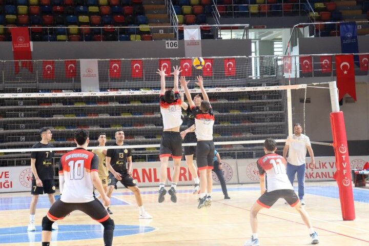 Şanliurfa Büyükşehi̇r Beledi̇yesi̇ Genç Erkekler Voleybol Takimi Fi̇lede İddi̇ali (1) (Küçük)