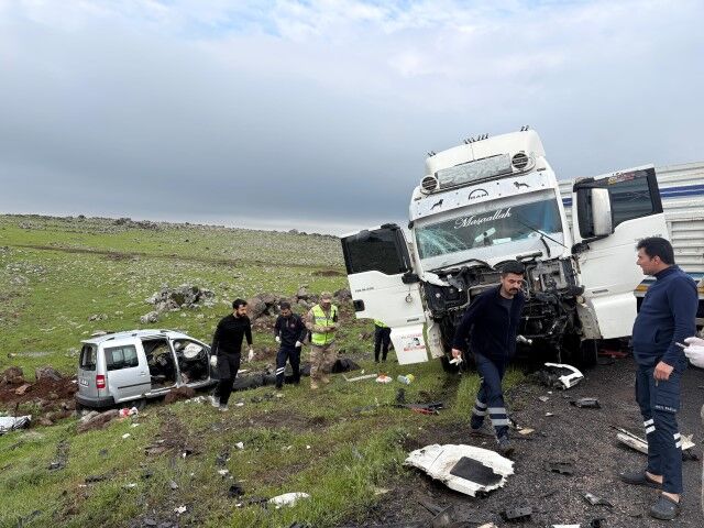 Şanlıurfa’da Tir Ile Hafif Ticari Aracın Çarpışması Sonucu 2 Kişi Öldü 1Kişi Yaralandı (1) (Küçük)