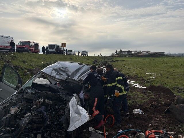 Şanlıurfa’da Tir Ile Hafif Ticari Aracın Çarpışması Sonucu 2 Kişi Öldü 1Kişi Yaralandı (2) (Küçük)