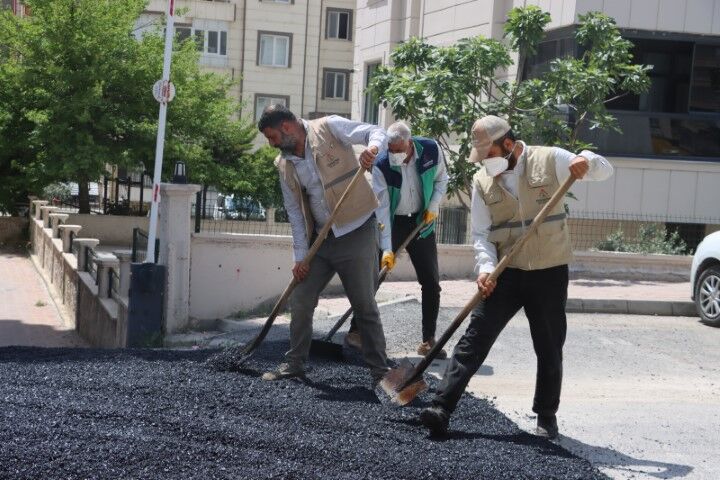 Bozulan Yollar Sicak Asfaltla Yeni̇leni̇yor (3) (Küçük)