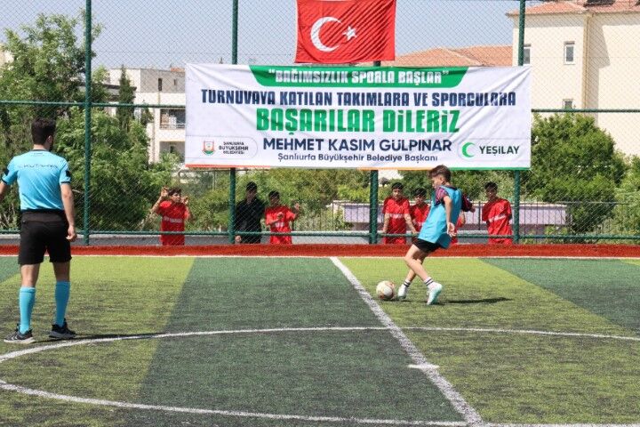 Büyükşehi̇r’den Okullararasi Futbol Turnuvasi (4) (Küçük)