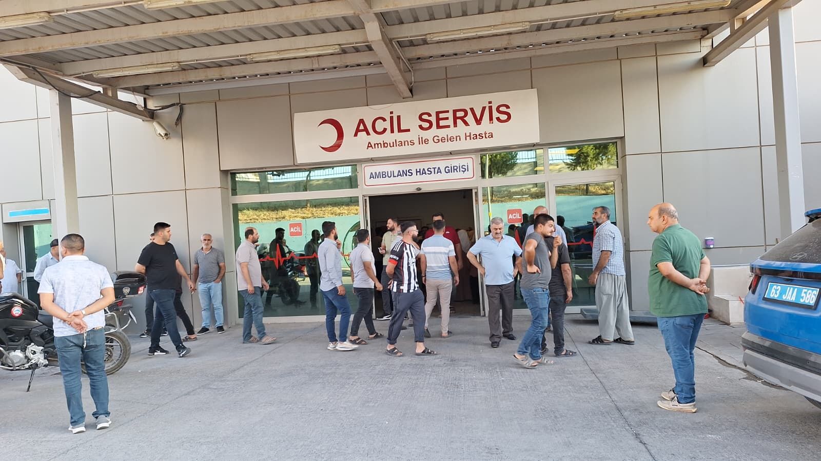 Şanlıurfa’da demir korkuluklara asılan çocuklar faciayı da beraberinde getirdi!