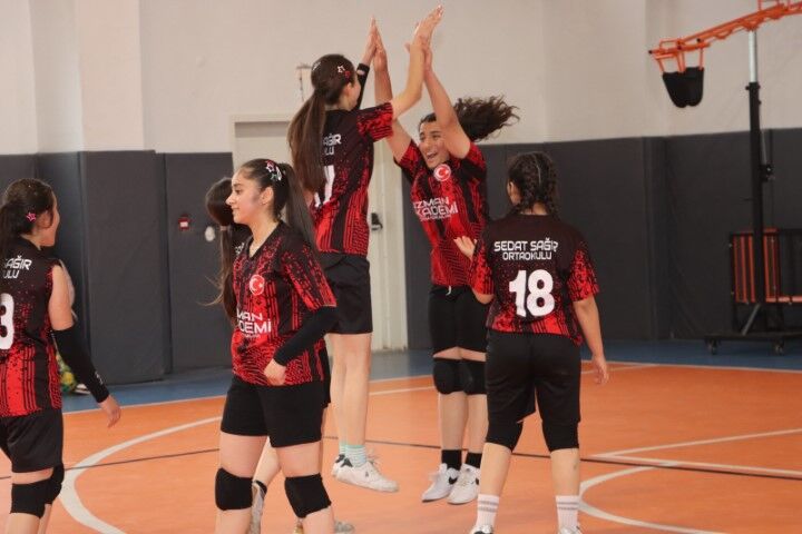 Karaköprü’de gençlerin voleybol heyecanı başladı!