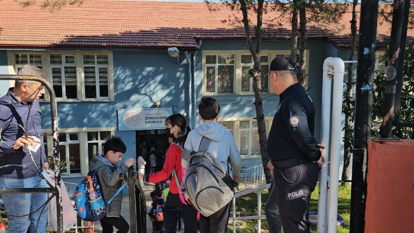 Okulda Öğrencilerle İp Atlayan Polis Gönülleri Fethetti!