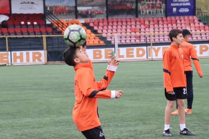 Şanlıurfa’da Geleceğin Futbolcuları Semt Sahalarında Yetişiyor