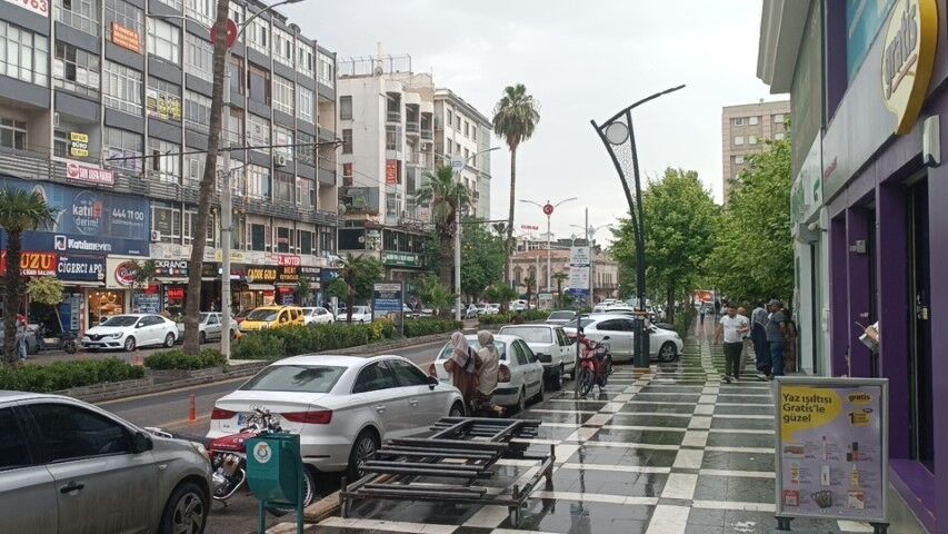 Şanlıurfa’da Aniden Bastıran Yağmur Vatandaşı Hazırlıksız Yakaladı
