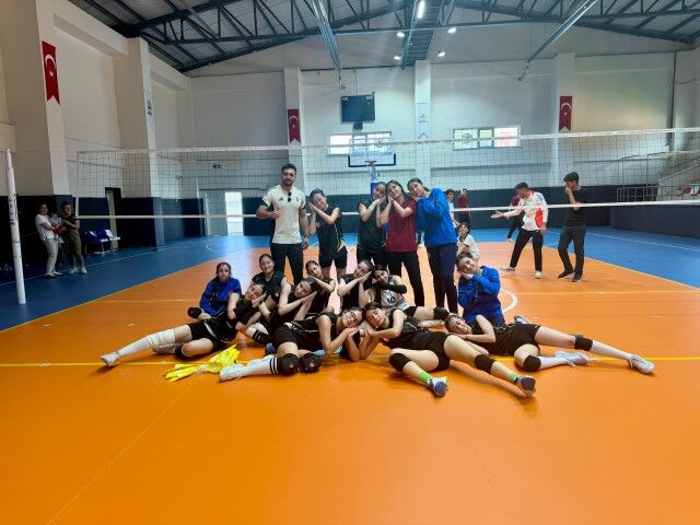 Siverek Spor Lisesi Voleybolda Şampiyon Oldu