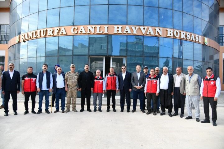 Vali Hasan Şıldak’tan Kurban Bayramı Öncesi Hayvan Borsası Ziyaret Etti (2) (Küçük)