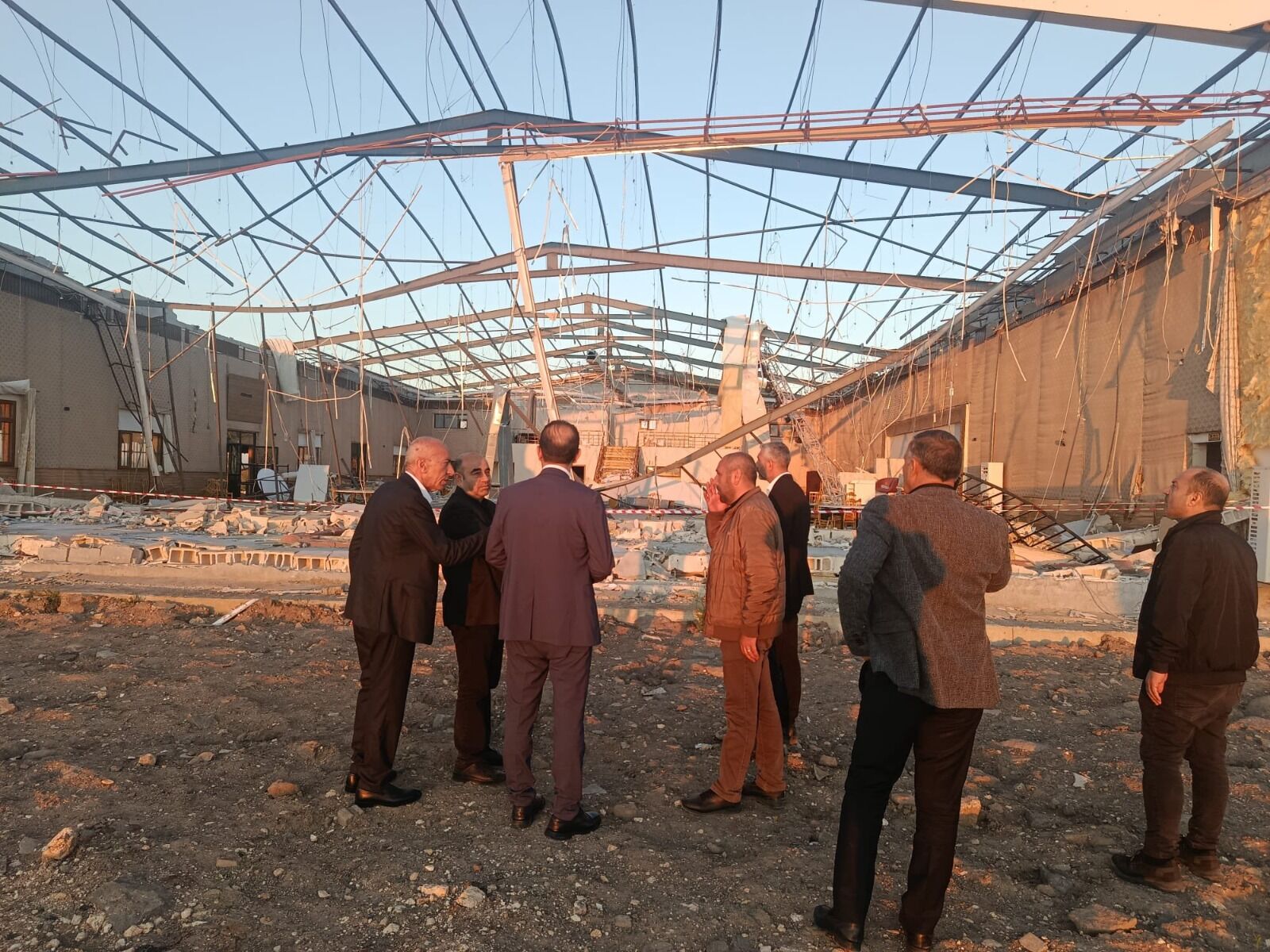 Viranşehir’de Hortumun Yaraları Sarılıyor: Başkan Karacabey’den Esnaf Ziyareti