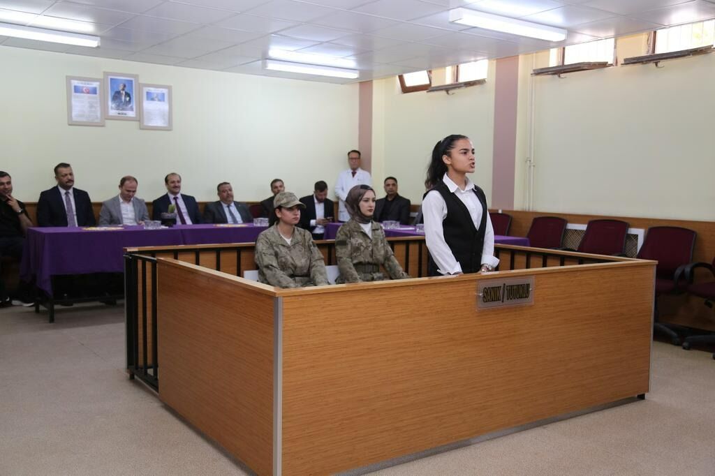 Şanlıurfa’da Öğrencilerden Gerçeğini Aratmayan Mahkeme Canlandırması