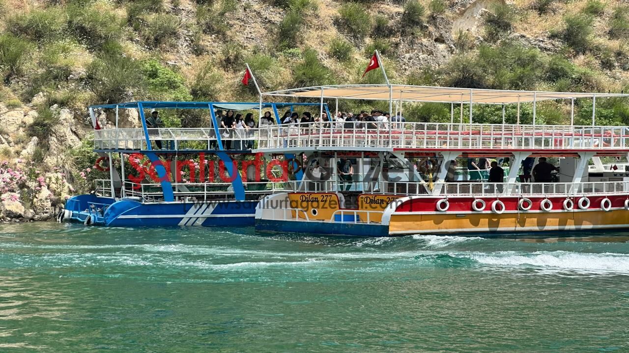 Halfeti’de Arızalanan Tur Teknesindeki Yolcular Jandarma Tarafından Kurtarıldı