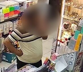 Şanlıurfa’da Kırtasiyede Parfüm Hırsızlığı Kamerada