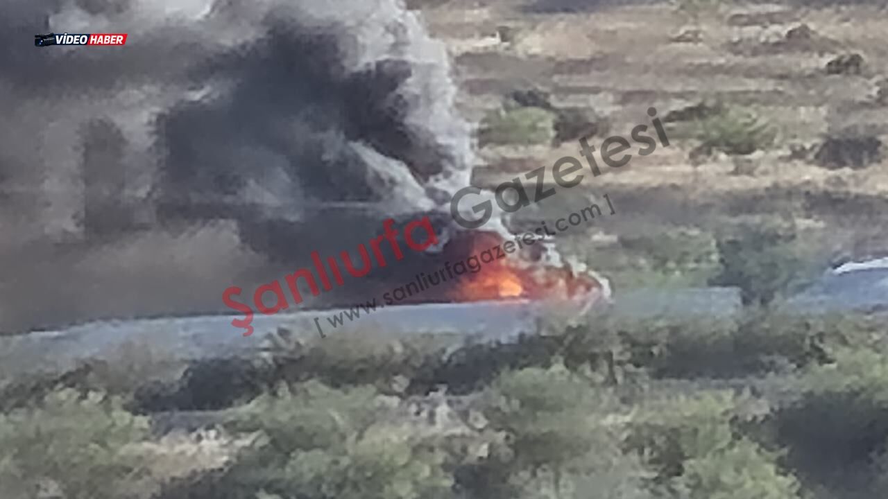 Şanlıurfa-Gaziantep Otoyolunda seyir halindeki TIR alev alev yandı