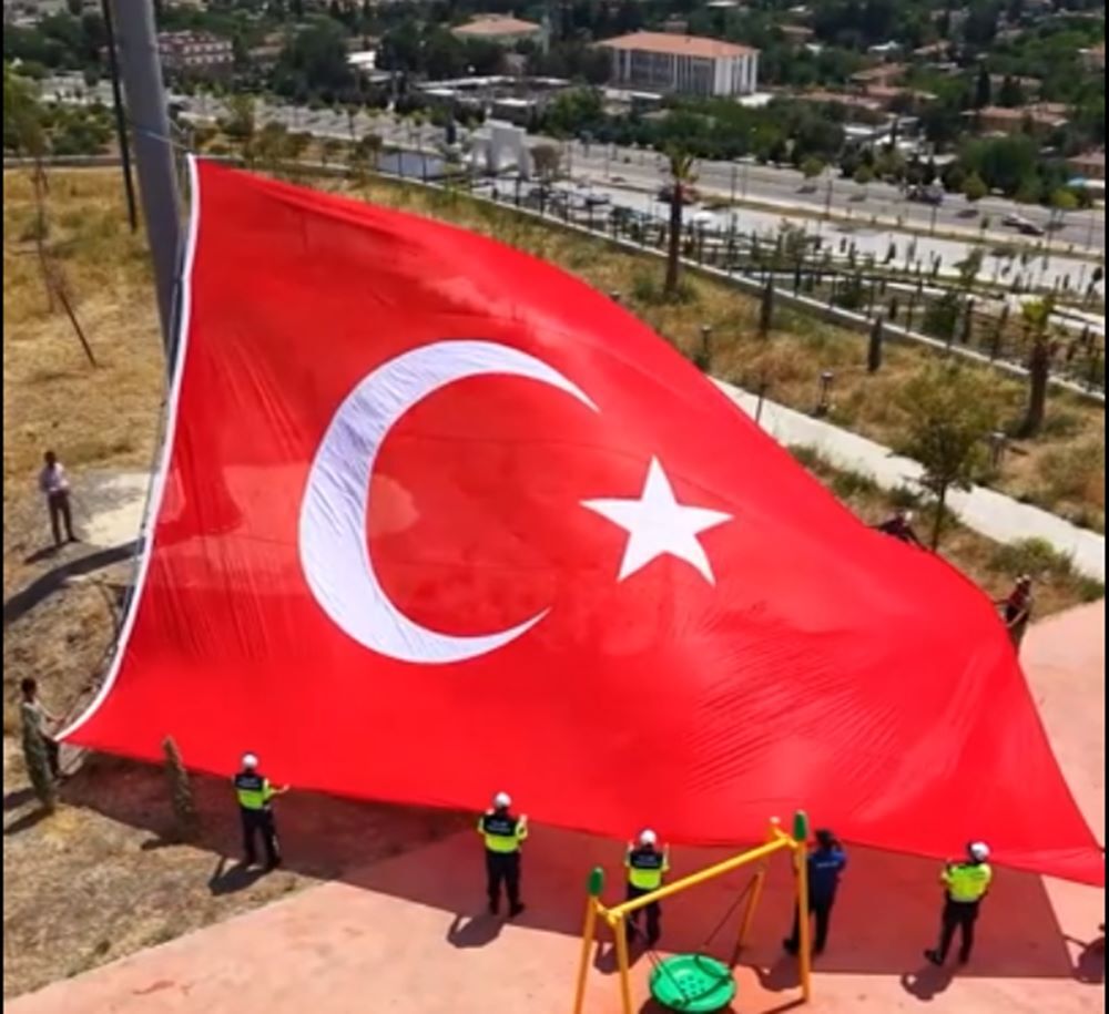 Ceylanpınar Jandarmadan bayrak operasyonu!