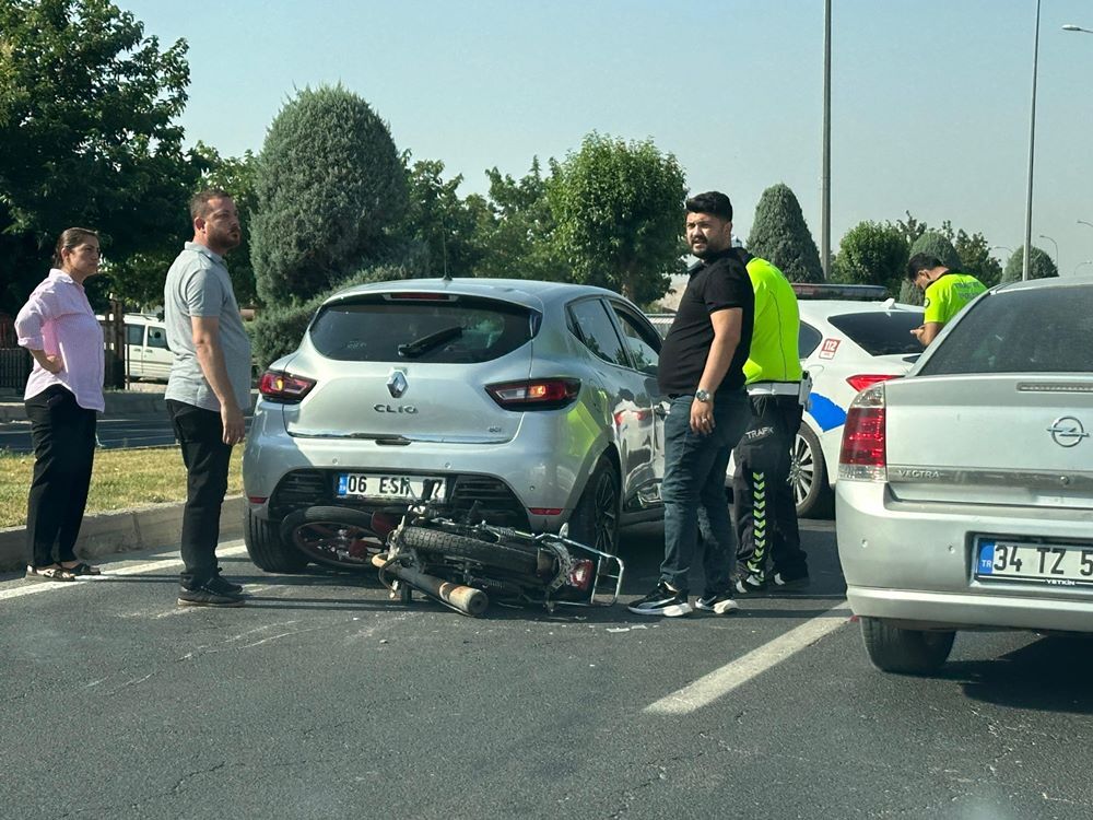 Akçakale Çevre Yolunda Motosiklet Otomobile Çarptı: 2 Yaralı