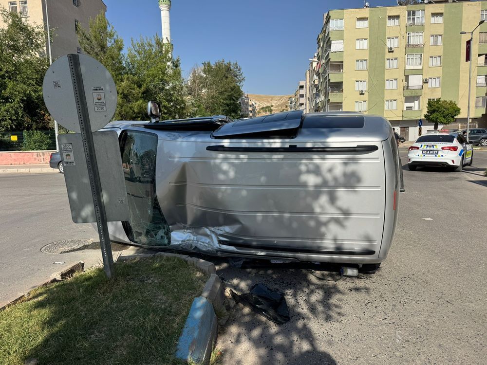 Birecik'te iki araç çarpıştı: 2 Yaralı