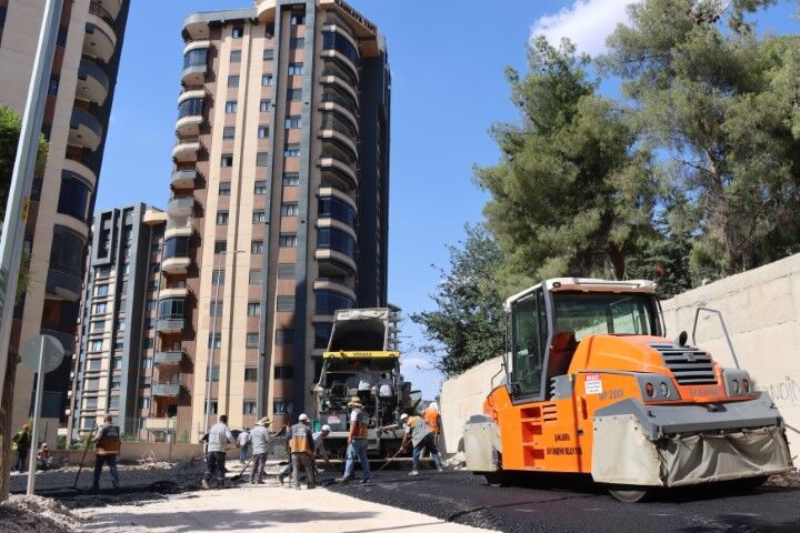 Şanlıurfa'da Akbayır Mahallesi'nin Yolları Sıcak Asfaltla Yenileniyor (3)