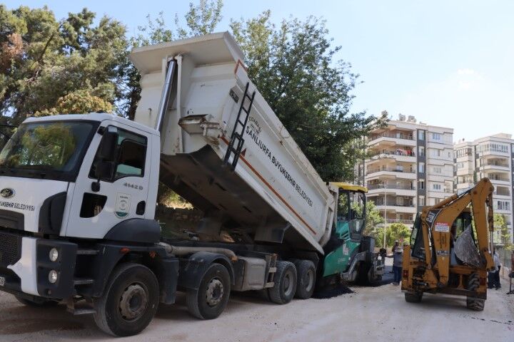 Şanlıurfa'da Akbayır Mahallesi'nin Yolları Sıcak Asfaltla Yenileniyor