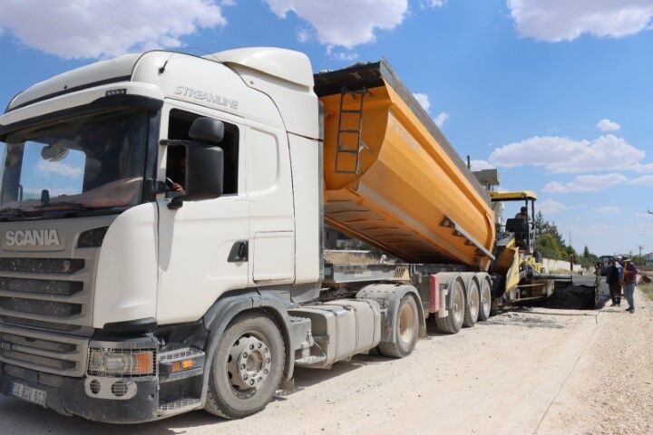 Şanlıurfa’da Dev Ulaşım Hamlesi Harran Akçakale Yolunda Sıcak Asfalt Dönemi Başladı (6)
