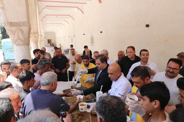 Şanlıurfa'da Muharrem Bereketi! Haliliye Belediyesi Binlerce Kişiye Aşure Dağıttı