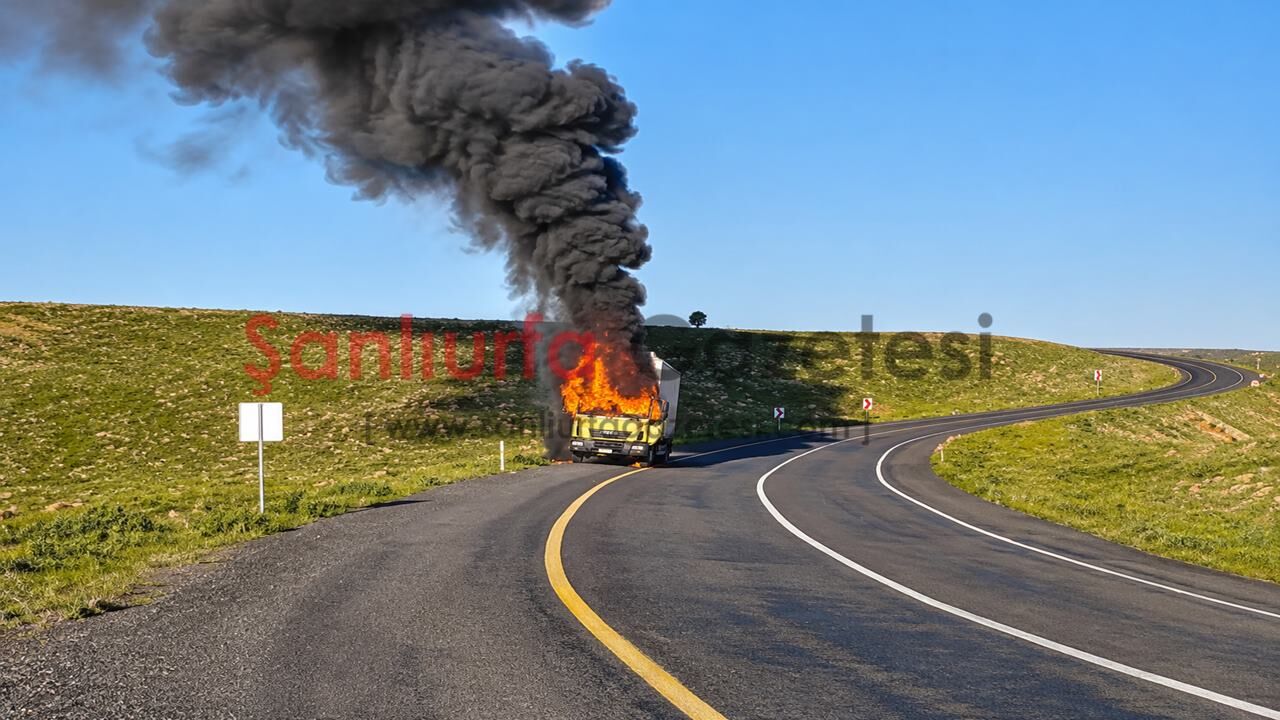 Şanlıurfa'da Seyir Halindeki Kamyonet Bir Anda Alevlere Teslim Oldu3