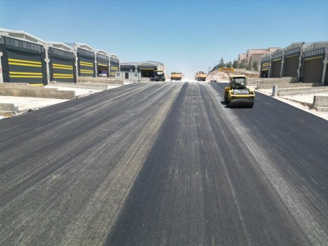 Şanlıurfa’da Ulaşım Altyapısına Asfalt Dokunuşu! Sanayi Sitesi’nde Sıcak Asfalt Çalışması
