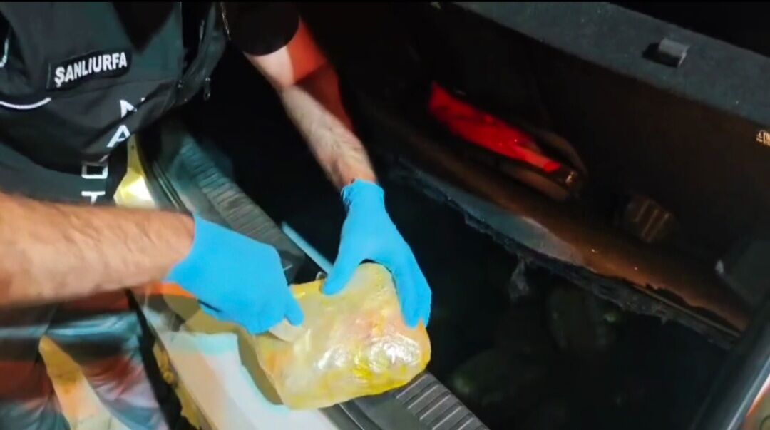 Şanlıurfa'da Narkotik Operasyonu: 7 Kilo 550 Gram Skunk Ele Geçirildi, 2 Kamu Görevlisi Tutuklandı