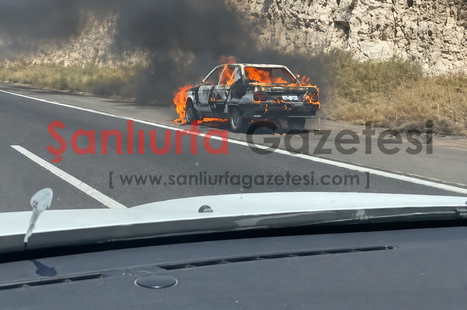 Şanlıurfa Otobanında Seyir Halindeki Otomobil Alev Alev Yandı