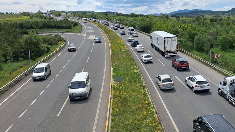 Tatil için yola çıkacak sürücüler dikkat: Uzmanından araç bakımı uyarısı